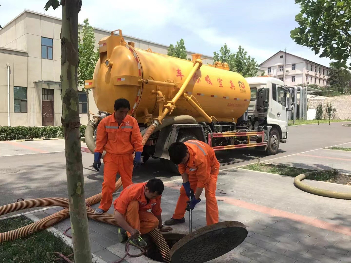 云岩管道疏通车停在窨井附近