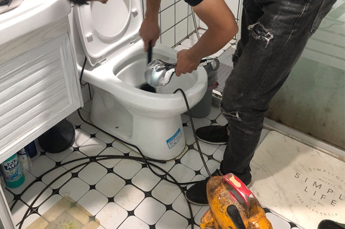 云岩马桶堵塞自己疏通还是找师傅?专业上门服务让你省时更省心